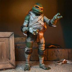 Despierta el misterio y la diversión en tu estantería con la figura articulada Ultimate Michelangelo as the Mummy de 18 cm, que transforma al intrépido Tortuga Ninja en una momia envuelta en vendas. 