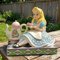 La magia delicada de Alicia se convierte en una escena llena de encanto en esta figura decorativa que captura uno de los momentos más icónicos del País de las Maravillas. 