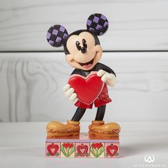 Exprésale tu amor a esa persona especial con "A Love Note", la encantadora figura de Disney Traditions que presenta a Mickey Mouse sosteniendo un corazón personalizable. Este hermoso detalle, tallado y pintado a mano, es ideal para regalar en San Valentín
