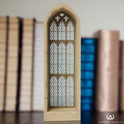Añade un toque mágico a tu colección con la figura Hogwarts Window, inspirada en los decorados de Hogwarts de las películas de Harry Potter. Con una altura de 25,5 cm