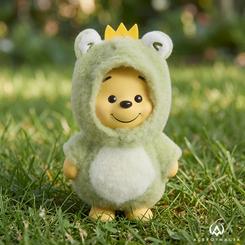 Un verde suave, una pequeña corona amarilla y la sonrisa más tranquila del Bosque de los Cien Acres bastan para cambiar el tono de una vitrina. Esta figura Winnie the Pooh rana Grand Jester presenta al querido personaje de Disney con un disfraz de rana