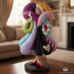 El estilo más vibrante del arte pop se une al magnetismo del cine en esta extraordinaria figura de Cruella de Vil diseñada por Romero Britto, elaborada en resina y con una altura de 20 cm que realza cada detalle de su reinterpretación artística. 