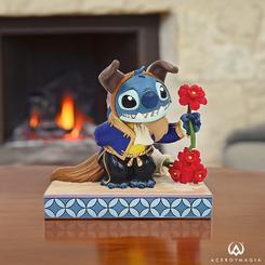 La magia de Disney y la creatividad de Jim Shore se unen en esta encantadora figura de Stitch transformado en la Bestia. Vestido con el icónico traje azul de la Bestia y sosteniendo una flor en su mano