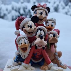 ¡Celebremos la magia de la Navidad con una obra maestra de Jim Shore! Esta preciosa figura captura el espíritu festivo de los queridos personajes de Walt Disney mientras se toman la típica foto navideña. 