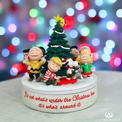 Celebra la magia de la Navidad con esta encantadora figura musical de Snoopy y sus amigos alrededor del árbol de Navidad. Inspirada en los queridos personajes de Peanuts