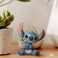 Figura de Stitch Mini basada en la película Lilo & Stitch del año 2002 de Walt Disney. Con esta figura de cerca de 5 cm., de altura se ha mezclado la magia de las figuras de Walt Disney