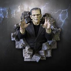 La escultura de pared Frankenstein no entra en la habitación, parece romperla desde dentro. Esta pieza coleccionable de terror clásico convierte un muro tranquilo en una escena con volumen, sombra y presencia cinematográfica inmediata.