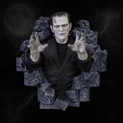 El muro parece ceder justo antes de que la escultura de pared Frankenstein 48 cm avance hacia la habitación. Su formato medio conserva la tensión del horror clásico sin exigir una pared monumental, con una presencia frontal que atrapa
