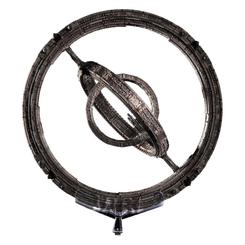 Una pieza legendaria del universo de la ciencia ficción llega en forma de réplica de alta calidad para convertirse en el centro absoluto de cualquier colección. La nave Invictus Foundation representa uno de los mayores iconos del Imperio