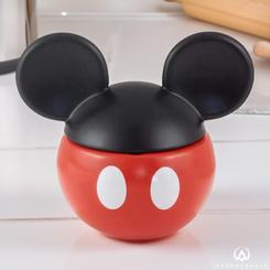 Levanta la tapa de este galletero de Mickey Mouse y deja que una sonrisa ilumine tu rostro. Perfecta para la encimera de la cocina o el escritorio de la oficina, esta jarra redonda de cerámica