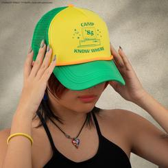 Revive el estilo retro de los años 80 con la icónica gorra Camp Know Where, inspirada en las aventuras de Dustin de Stranger Things. Esta gorra de béisbol, en vibrantes tonos amarillo y verde