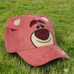 Complementa tu estilo con la gorra de visera para adultos de Lotso de Toy Story. Con un tamaño de 57 cm y una composición de 100% poliuretano, esta gorra no solo es cómoda sino también resistente.