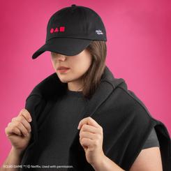 Atrévete a destacar con un accesorio que fusiona cultura pop y estilo deportivo. Esta gorra de béisbol, inspirada en Squid Game, presenta los icónicos logotipos de la serie en un vibrante tono rosa sobre un elegante fondo negro.