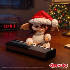 La figura Gizmo Jingle 12 cm parece haber detenido una canción en mitad de la noche, con las manos sobre el piano y el gorro rojo cayendo con gesto travieso. Esta figura coleccionable Gizmo convierte una escena pequeña en un foco de nostalgia, ternura