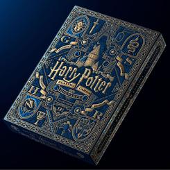 Descubre la magia en cada jugada con la baraja de cartas oficial de *Harry Potter* en su versión azul. Estos naipes de primera calidad, diseñados con detalles encantadores del mundo mágico