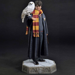 Déjate hechizar por la estatua Prime Collectibles 1/6 de Harry Potter con Hedwig de 28 cm. Esta cautivadora estatua, a escala 1/6 y con licencia oficial, presenta al querido mago junto a su fiel lechuza en una representación impresionante y detallada.