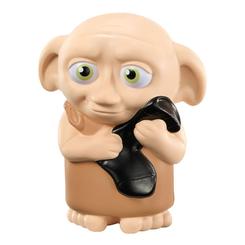 La entrañable figura de Dobby, el elfo doméstico de Harry Potter, ha sido recreada en un adorable formato squishy. Con un diseño estilizado y suave al tacto, Dobby sostiene la famosa media que le otorgó la libertad. 