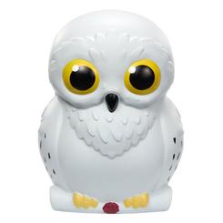 Hedwig, la emblemática lechuza de Harry Potter, ha sido recreada en un adorable formato squishy. Con su característico plumaje blanco y sosteniendo un pergamino en sus garras lista para la entrega,