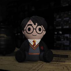 Figura de vinilo de Harry Potter basado en la saga de Harry Potter con licencia oficial en un bonito aspecto de bordado de punto. Tiene aproximadamente13 cm de alto y viene en una caja