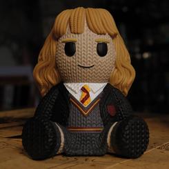 Figura de vinilo de Hermione Granger basado en la saga de Harry Potter con licencia oficial en un bonito aspecto de bordado de punto. Tiene aproximadamente13 cm de alto y viene en una caja 