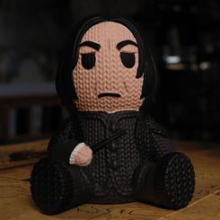 Figura de vinilo de Severus Snape basado en la saga de Harry Potter con licencia oficial en un bonito aspecto de bordado de punto. Tiene aproximadamente13 cm de alto y viene en una caja 