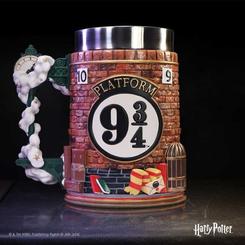 Transporta la magia de Hogwarts a tu hogar con la espectacular jarra coleccionable Plataforma 9 ¾ de Harry Potter. Diseñada con detalles asombrosos, esta jarra oficial captura la esencia de la estación mágica donde comienza el viaje