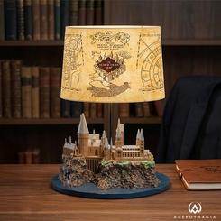 Convierte cualquier rincón en un pequeño homenaje al universo mágico con la lámpara Harry Potter Hogwarts de 34 cm, una pieza decorativa que destaca a primera vista por su diseño inspirado en Hogwarts