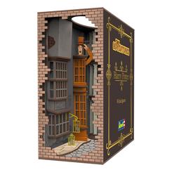 Entra en el mundo mágico de Harry Potter con el fascinante diorama "Tiny Adventures Book Nook Diagon Alley". Este detallado mini diorama, fabricado a mano en madera, te transportará directamente al icónico Callejón Diagon. 