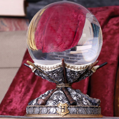 Descubre el mundo mágico con esta bola de cristal y soporte con la forma de las varitas de Harry Potter con licencia oficial. Con siete varitas mágicas y varios símbolos temáticos
