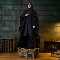 La silueta negra y vertical de Harry Potter Premium Format Mixed Media Estatua Severus Snape convierte al profesor de Pociones en el centro de la escena. Esta estatua Severus Snape Harry Potter de Sideshow reproduce su presencia contenida y severa.