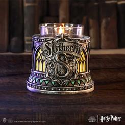 Añade un toque de astucia y ambición a tu hogar con el *Harry Potter: Slytherin Tea Light Holder*. Este portavelas, con licencia oficial, captura la esencia de la casa Slytherin