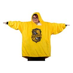 Calidez, magia y lealtad al estilo Hufflepuff. La Harry Potter: Hufflepuff Oversized Hoodie Blanket es el complemento perfecto para los días fríos, diseñada para los más fieles seguidores de la casa amarilla de Hogwarts.