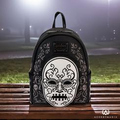 Para los seguidores del mundo mágico, esta mochila mini de *Harry Potter* by Loungefly es un imprescindible. Diseñada con un detallado cosplay de un Mortífago, esta pieza combina estilo y funcionalidad.