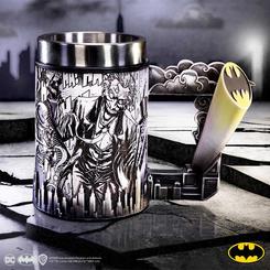 La noche de Gotham cobra vida en tu mesa con la Jarra Batman Super Villanos (Comic Strip) de 15,5 cm, diseñada para los seguidores de la oscuridad y el caos. Su exterior reproduce una tira cómica en blanco y negro