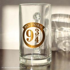 Disfruta de tus bebidas frías con estilo gracias a este elegante vaso inspirado en el icónico andén 9 3/4 de la saga de Harry Potter. La decoración del diseño, grabada artesanalmente en talleres, rinde homenaje a este mágico 