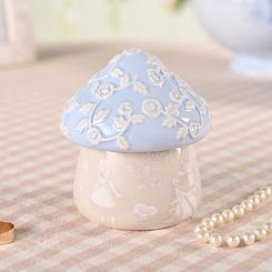 Magia delicada para tus tesoros diarios: la Disney Alice in Wonderland Mushroom Trinket Box convierte la estantería en un rincón de cuento con su forma de seta, relieves florales en azul cielo