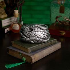 Oscuridad elegante y detalle serpentino en una pieza que destaca por diseño y utilidad: el joyero Nagini de Harry Potter (10 x 10 cm) combina almacenamiento compacto con una estética potente