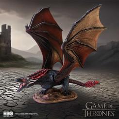 ¡Lleva el poder de Drogon a tu colección con la Figura de Drogon de Juego de Tronos! Esta impresionante figura de 27 cm, oficial, captura al temible dragón con las alas extendidas y la boca abierta, listo para desatar su fuego. 