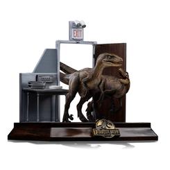 Una de las escenas más icónicas del cine cobra forma con una presencia imponente y un nivel de detalle pensado para auténticos coleccionistas. La estatua Jurassic Park Art Scale Statue 1/10 Raptors at the Kitchen's Door