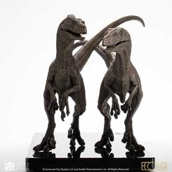 Dos depredadores dominan la escena con la tensión contenida de una manada a punto de moverse. La estatua Jurassic Park III Pair of Velociraptors 1/8 transforma a la hembra Alfa y al macho Alfa en una composición de bronce pensada para coleccionistas