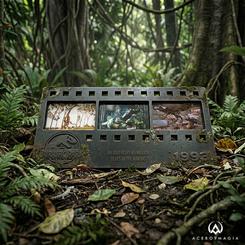 Réplica metálica Jurassic Park creada para convertir una escena mítica del cine en una pieza de coleccionismo con presencia real, elegante y reconocible desde el primer vistazo. 