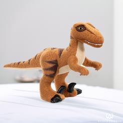 Añade a tu colección un ícono prehistórico con el peluche Velociraptor de "Jurassic Park". Este peluche de alta calidad, con licencia oficial, mide 25 cm y está confeccionado en 100% poliéster