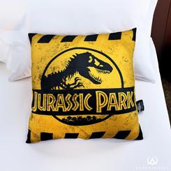 Añade un toque jurásico a tu hogar con la cojín Jurassic Park Caution Logo. Esta almohada con licencia oficial mide 45 x 45 cm y está fabricada en 100% poliéster, ofreciendo una textura suave y cómoda. 
