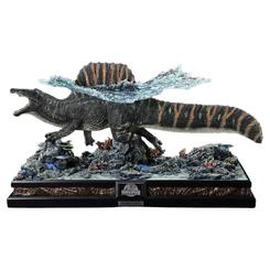 Estatua Spinosaurus Jurassic World Rebirth 39 cm. Pocas criaturas transmiten una sensación de poder tan primitiva como esta, y pocas piezas consiguen llevar esa fuerza al coleccionismo con un nivel de presencia tan rotundo desde el primer vistazo.