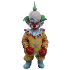 Peluche Shorty Killer Klowns From Outer Space. Hay piezas que no decoran una estantería, la contaminan de carisma extraño, humor macabro y una presencia imposible de confundir con nada más dentro del terror de culto.