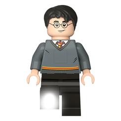 ¡Ilumina tu camino con un toque de magia! La Linterna LEGO Harry Potter es un accesorio oficialmente licenciado que combina diversión y funcionalidad en un diseño compacto y encantador. 