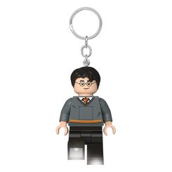 ¡Lleva la magia del joven mago más famoso del mundo contigo a donde quiera que vayas! El Llavero LED Iluminado de Harry Potter de LEGO Harry Potter es un accesorio con licencia que combina el encanto de LEGO