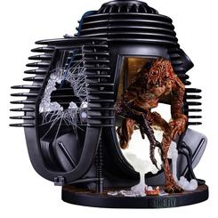 Estatua The Fly 1/4 Deluxe Edition. Hay piezas que no se limitan a decorar una vitrina, sino que imponen presencia desde el primer vistazo con una fuerza visual difícil de ignorar.
