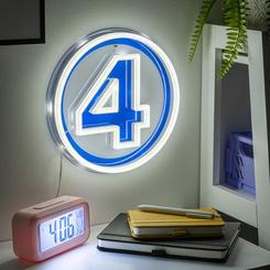 Una fusión perfecta entre estilo moderno y espíritu heroico cobra vida en esta luz LED de neón montable en pared, inspirada en el emblema clásico de Los 4 Fantásticos. 
