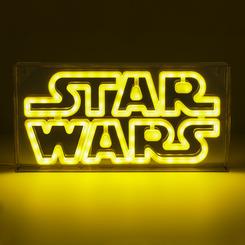 Ilumina tu espacio con la épica galaxia de Star Wars gracias a la Lámpara LED estilo neón con el logo de Star Wars. Con unas dimensiones de 15 x 30 cm, esta lámpara no solo emite luz, sino que también agrega un toque icónico de la fuerza a tu entorno.